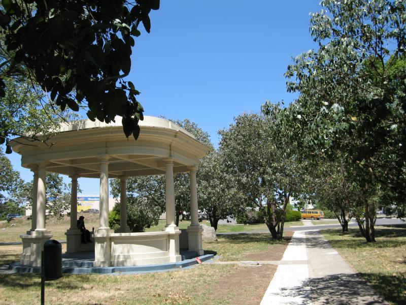 Woodend - Five Mile Creek: View south along High St from bowling club