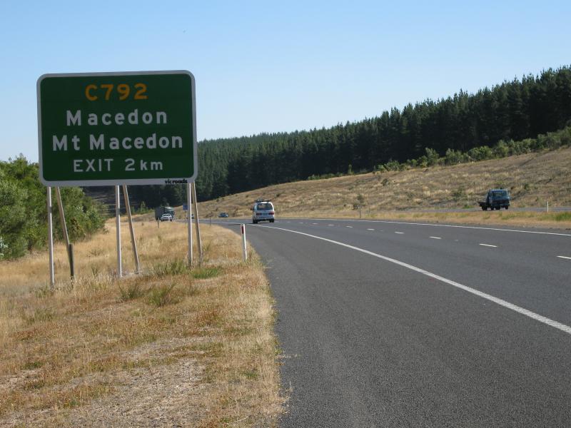 Woodend - Calder Freeway: View south along Calder Fwy between Bawden Rd and Black Forest Drive exit