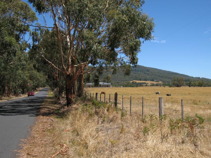Woodend - Scenery near Hanging Rock: View south along Straws La between Romsey Rd and South Rock Rd
