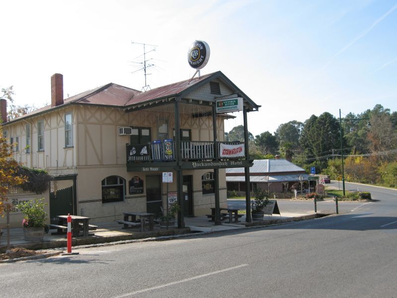 Yackandandah - Shops and commercial centre, High Street between Wellsford Street and Williams Street: Yackandandah Hotel, view east along High St towards Williams St