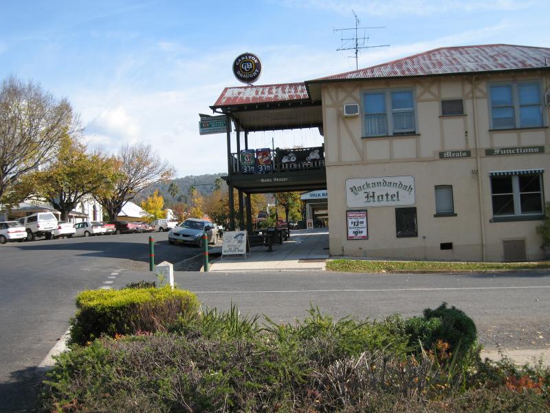 Yackandandah - Shops and commercial centre, High Street between Wellsford Street and Williams Street: Yackandandah Hotel, view west along High St at Williams St