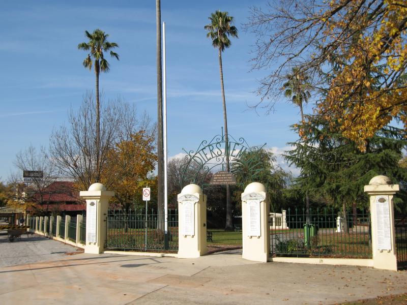 Yackandandah - Soldiers Memorial Park, corner High Street and Wellsford Street - Park entrance, corner High St and Wellsford St