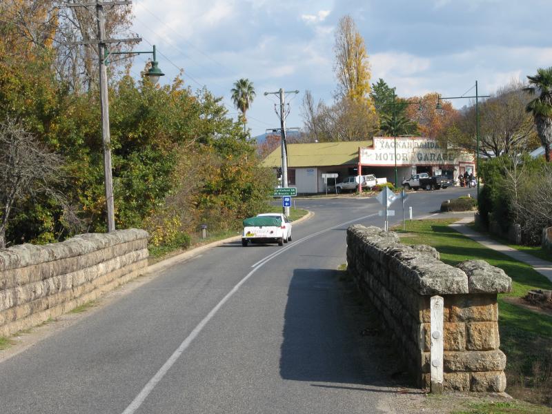 Yackandandah - Commissioners Creek and surrounding parkland: View south-west along Isaacs Av at bridge over Commissioners Creek