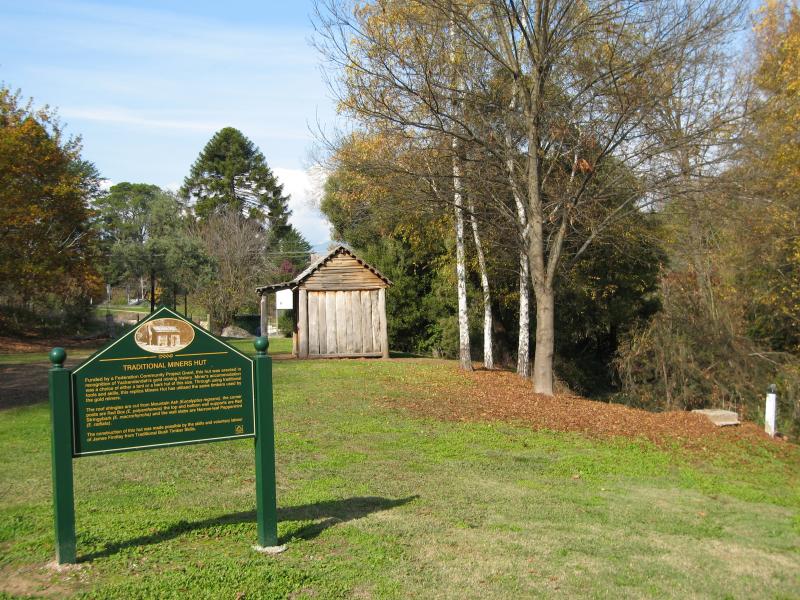 Yackandandah - Commissioners Creek and surrounding parkland: View of traditional miners hut from Williams St