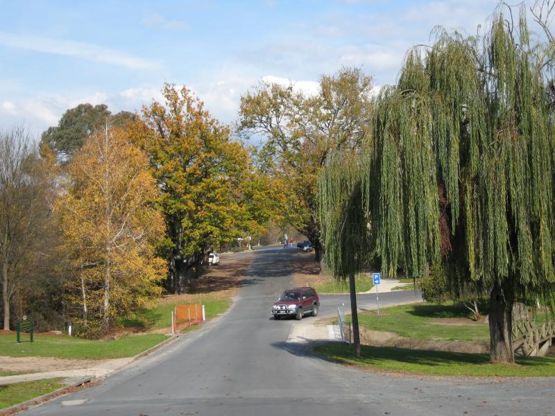 Yackandandah - Commissioners Creek and surrounding parkland: View south along Williams St towards bridge over Commissioners Creek