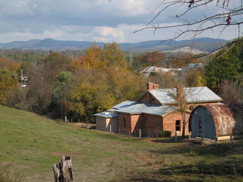 Yackandandah - Williams Street and Railway Avenue: View south-west towards back of court house from Railway Av