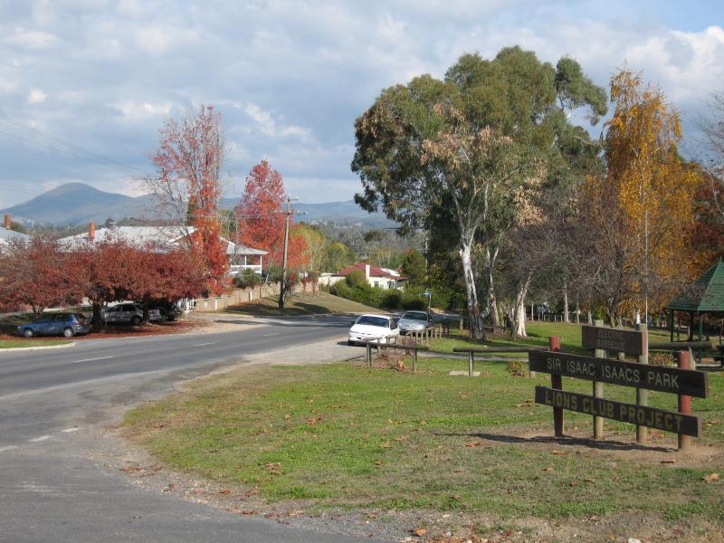 Yackandandah - Sir Isaac Isaacs Park, corner Isaacs Avenue and Railway Avenue: Entrance to park, view south-west along Isaacs Av at Railway Av