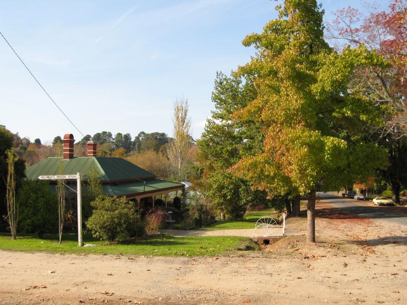 Yackandandah - Molyneux's Mineral Spring, Mineral Lane at Commissioners Creek: View east along Hammond St at Mineral La