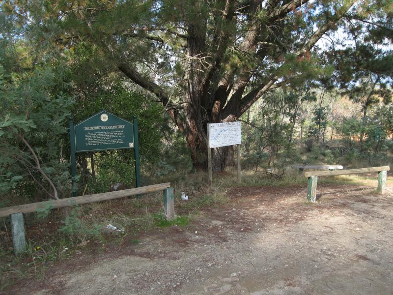 Yackandandah - Crossing Place, Bells Flat Road: Car park and start of walking tracks to creek and gorge