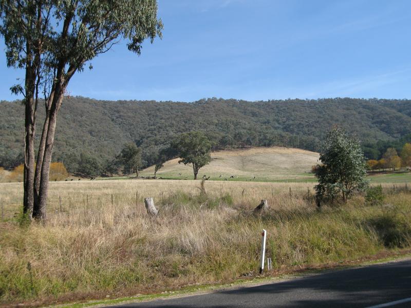 Yackandandah - Beechworth Road, north-west of Yackandandah: View south-west, 3 kilometres from Yackandandah