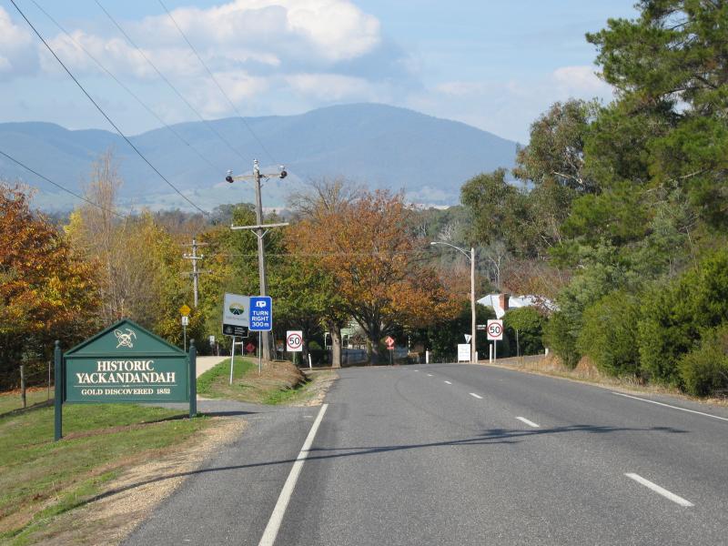 Yackandandah - Beechworth Road, north-west of Yackandandah: Yackandandah town sign, view south-east along Beechworth Rd towards Bells Flat Rd