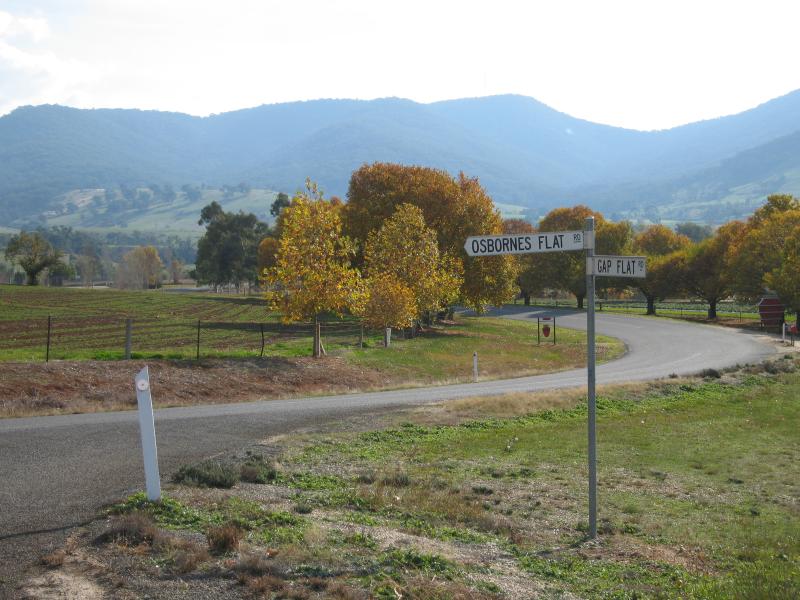 Yackandandah - Allans Flat, Gap Flat Road: View west along Gap Flat Rd at Osbournes Flat Rd