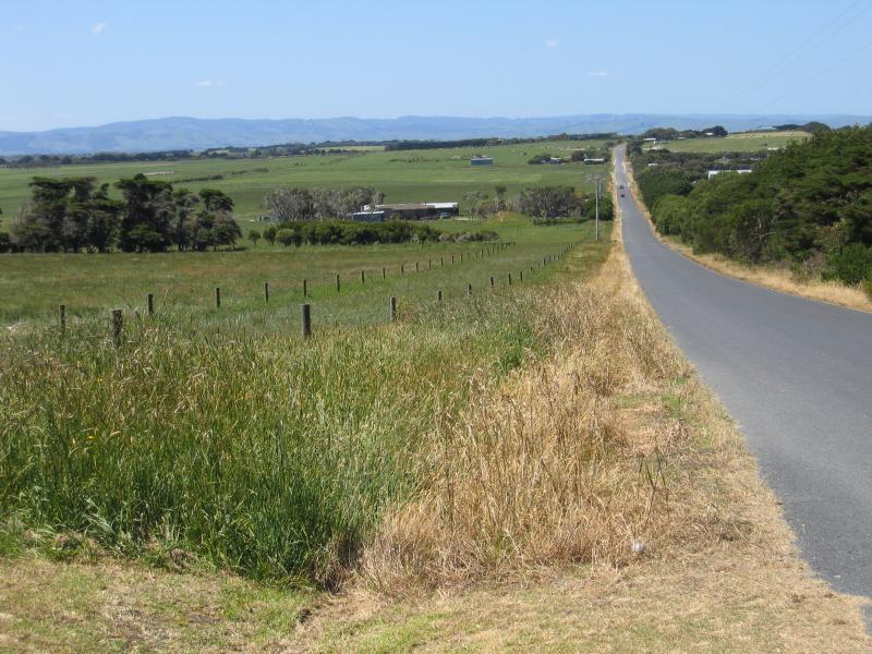 Yanakie - Millar Road (northern section) and surroundings: View north-east along Millar Rd