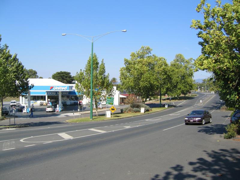Yarra Glen - Commercial centre and shops, Bell Street: View south along Bell St towards Healesville Rd