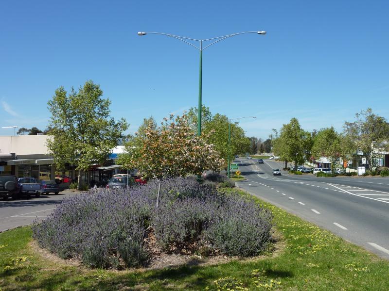 Yarra Glen - Commercial centre and shops, Bell Street: View south along Bell St from near Grand Hotel