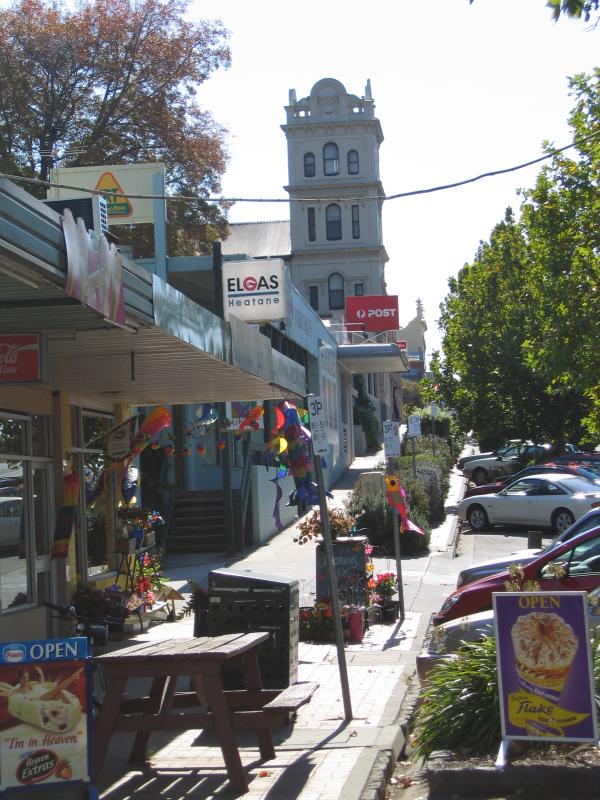 Yarra Glen - Commercial centre and shops, Bell Street: View north along Bell St towards Grand Hotel