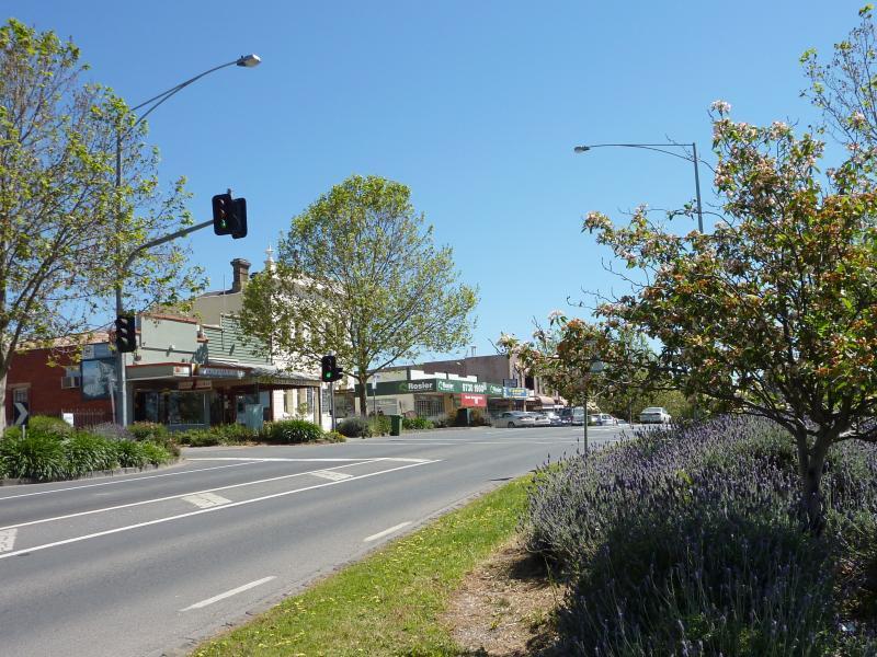 Yarra Glen - Commercial centre and shops, Bell Street: View north along Bell St, north of Grand Hotel