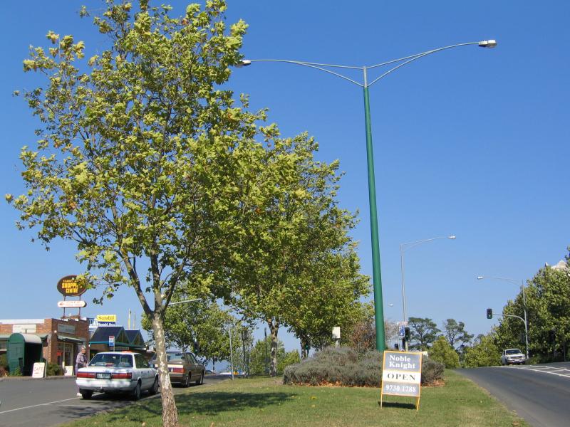 Yarra Glen - Commercial centre and shops, Bell Street: View south along Bell St, north of Grand Hotel
