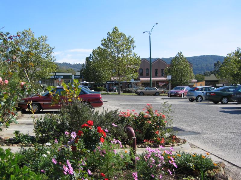 Yarra Glen - Commercial centre and shops, Bell Street: View west from near Yarra Glen Shopping Centre towards Bell St