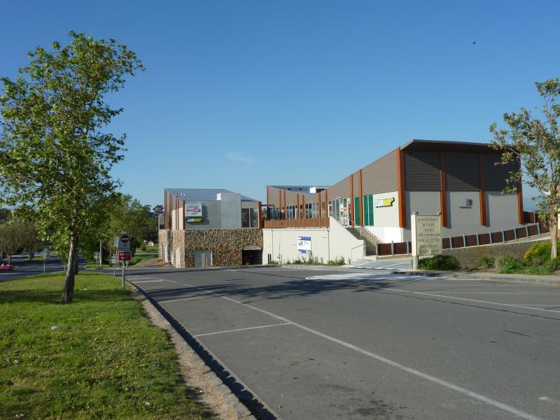 Yarra Glen - Commercial centre and shops, Bell Street: View north along Bell St service road towards Yarra Glen Shopping Centre
