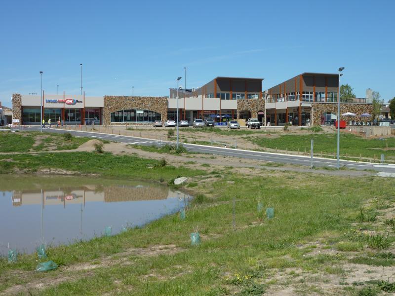 Yarra Glen - Commercial centre and shops, Bell Street: Yarra Glen Shopping Centre viewed from Pinoak Dr