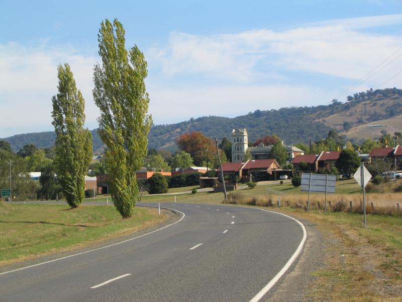 Yarra Glen - Healesville-Yarra Glen Road: View west along Healesville Rd at Armstrong Grove