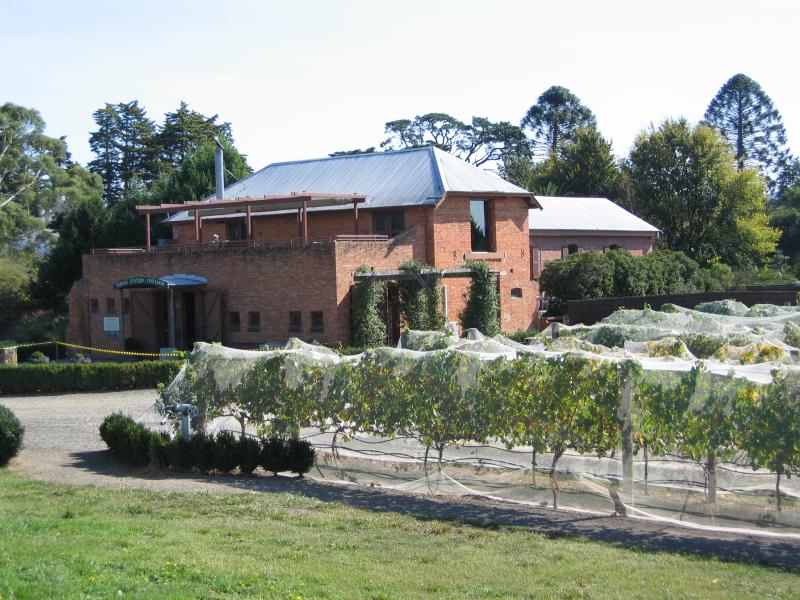 Yarra Glen - Chateau Yering and Yering Station Winery: Yering Station winery, bar and wine sales