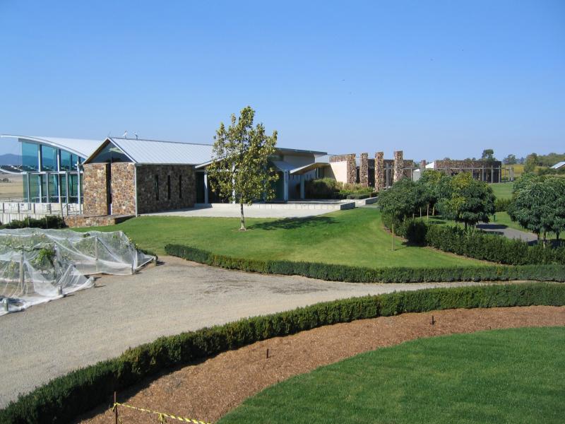 Yarra Glen - Chateau Yering and Yering Station Winery: Tourist complex, Wine Bar Restaurant and gardens