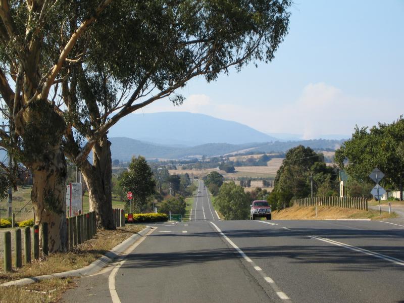 Yarra Glen - Melba Highway: View north-east along Melba Highway towards Kameel Drive