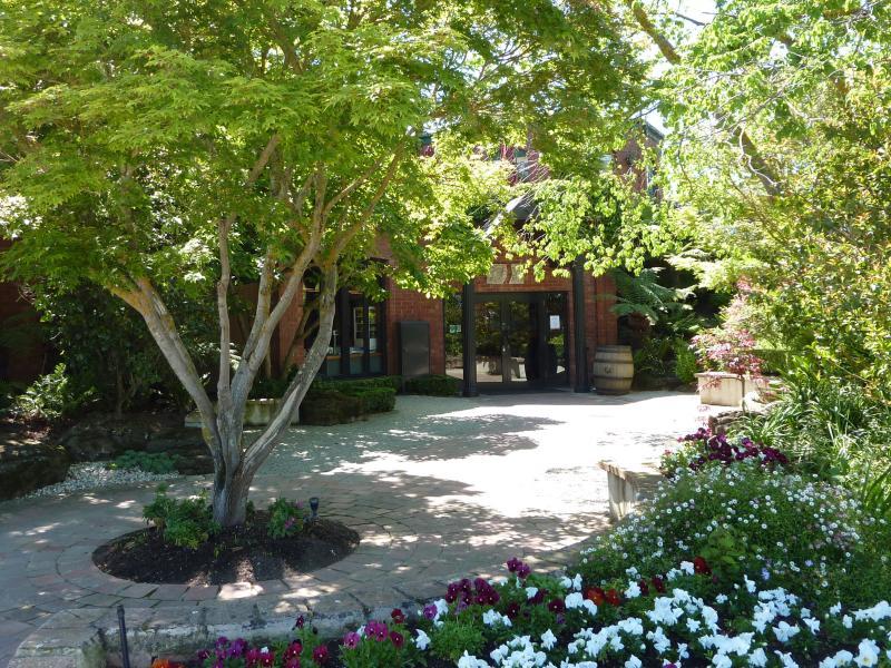 Yarra Glen - De Bortoli Winery, Pinnacle Lane, Dixons Creek: Cellar door entrance