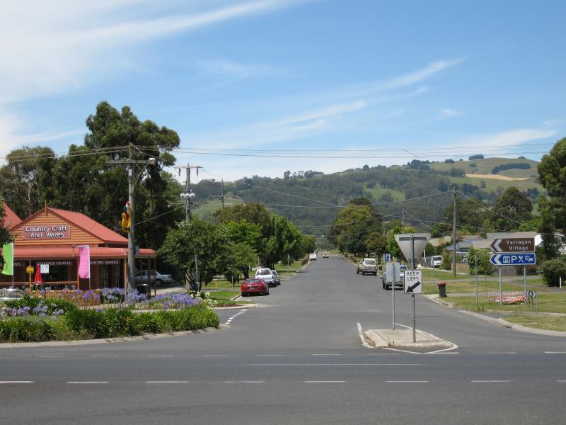 Yarragon - Commercial centre and shops, Princes Highway service road: View south along Loch St at Princes Hwy