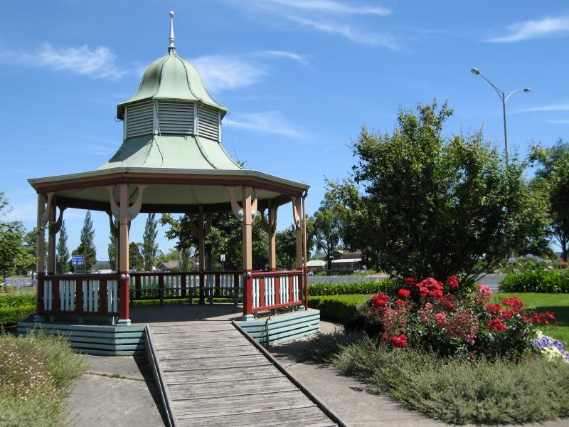 Yarragon - Commercial centre and shops, Princes Highway service road: Rotunda, corner Loch St and Princes Hwy