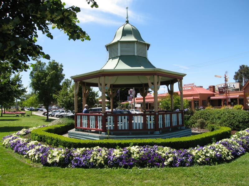 Yarragon - Commercial centre and shops, Princes Highway service road: Rotunda, corner Loch St and Princes Hwy