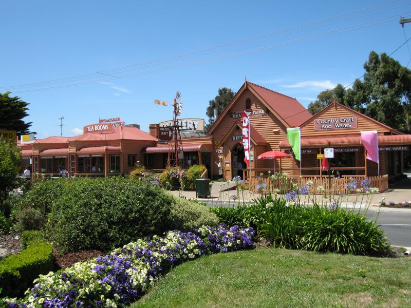 Yarragon - Commercial centre and shops, Princes Highway service road: Tea rooms, bakery, craft shop, corner Loch St and service road