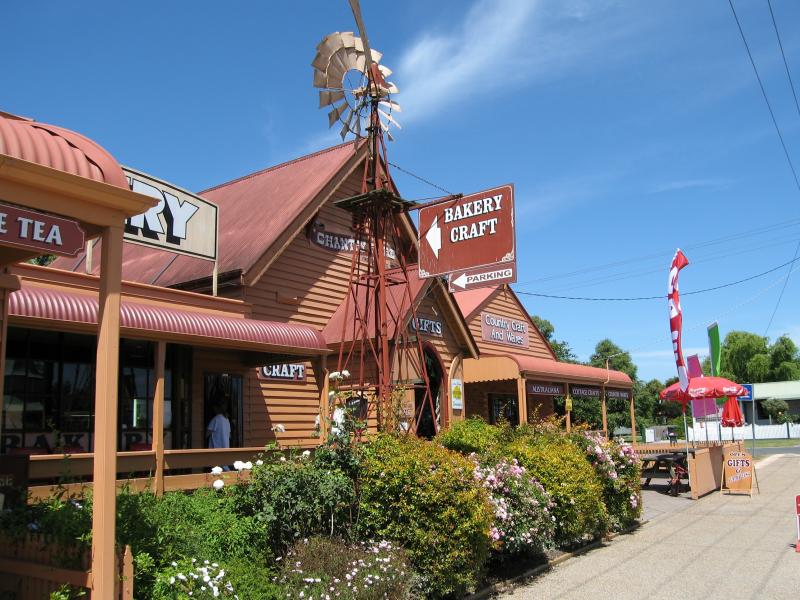 Yarragon - Commercial centre and shops, Princes Highway service road: Bakery and craft shop, view west along service road towards Loch St