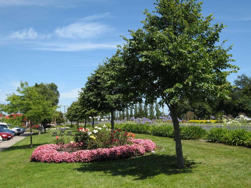 Yarragon - Commercial centre and shops, Princes Highway service road: View west through gardens along service road towards Loch St