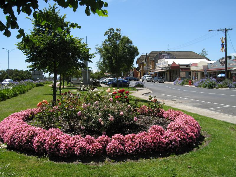 Yarragon - Commercial centre and shops, Princes Highway service road: View east through gardens along service road between Loch St and Campbell St