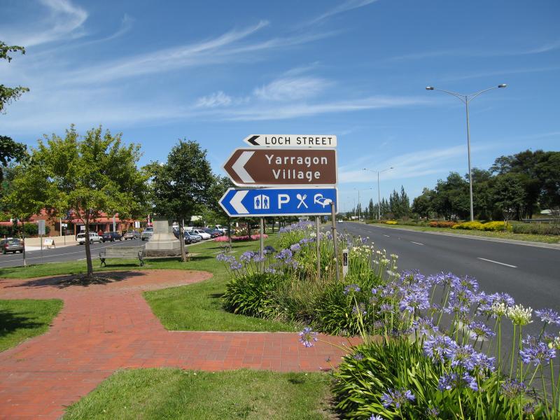 Yarragon - Commercial centre and shops, Princes Highway service road: View west along Princes Hwy and gardens towards Loch St