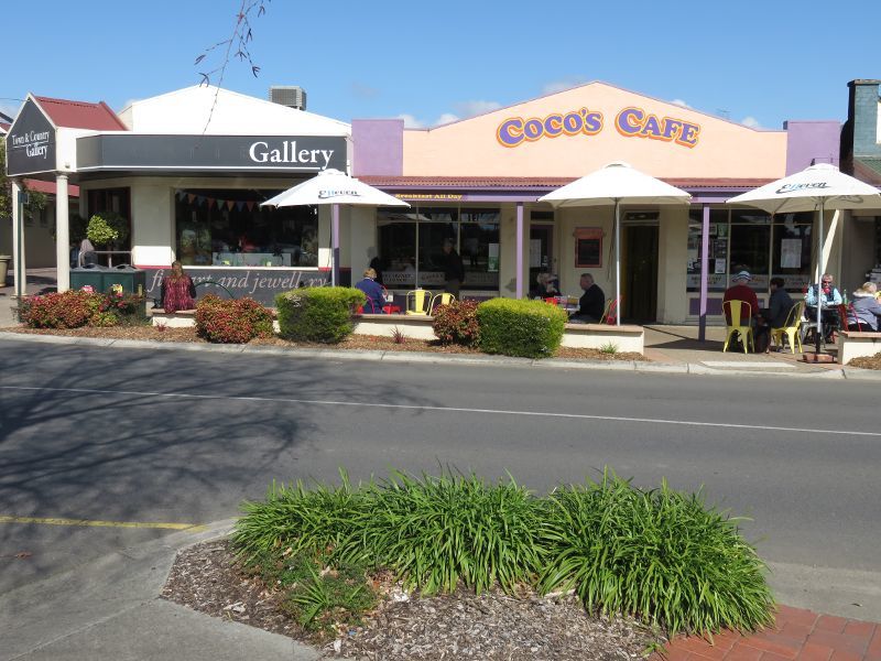 Yarragon - Commercial centre and shops, Princes Highway service road: Shops along service road at Village Walk