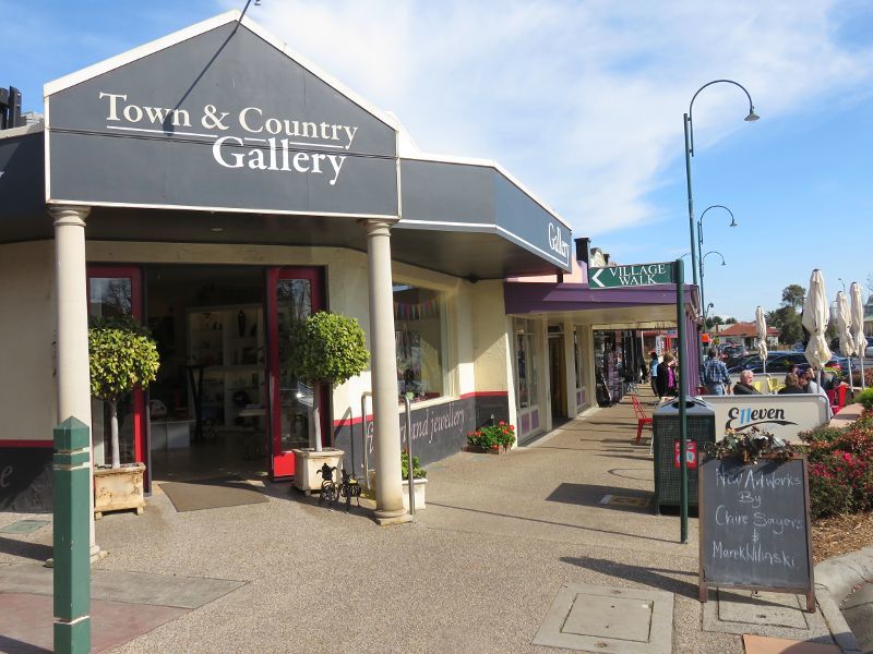 Yarragon - Commercial centre and shops, Princes Highway service road - Town & Country Gallery at entrance to the Village Walk