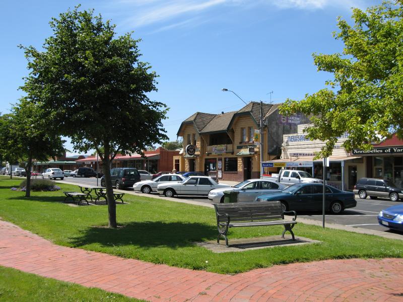 Yarragon - Commercial centre and shops, Princes Highway service road: View east along service road towards Campbell St