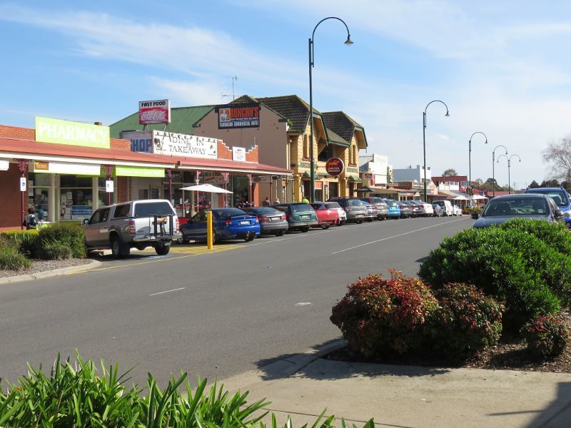 Yarragon - Commercial centre and shops, Princes Highway service road - View west along service road at Campbell St