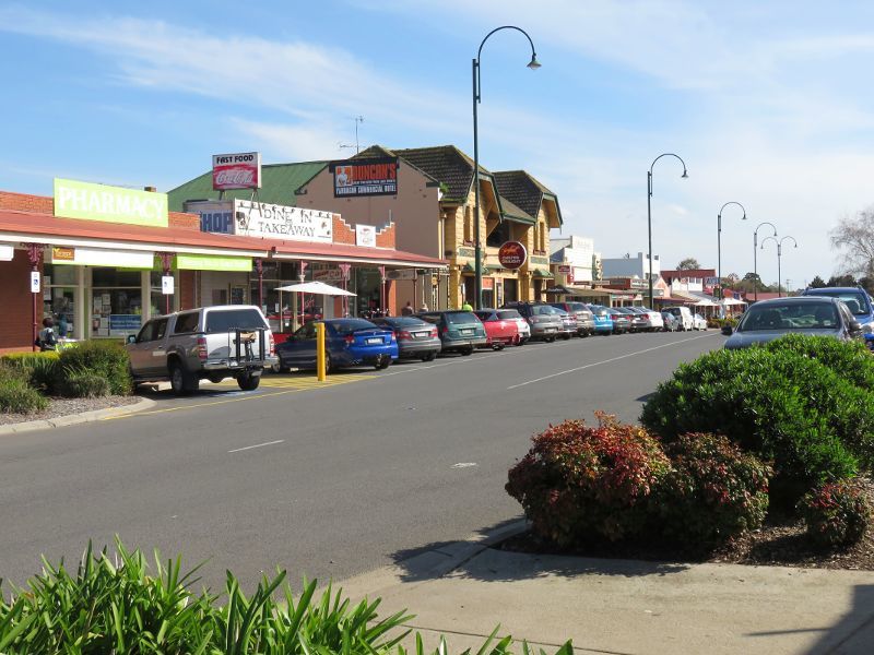 Yarragon - Commercial centre and shops, Princes Highway service road: View west along service road at Campbell St