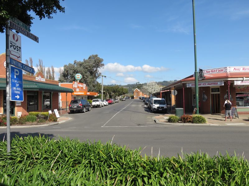 Yarragon - Commercial centre and shops, Princes Highway service road - View south along Campbell St at service road