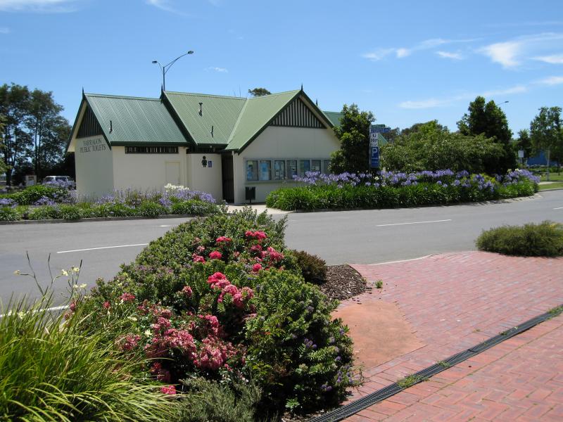 Yarragon - Commercial centre and shops, Princes Highway service road: Toilets, service road opposite Campbell St