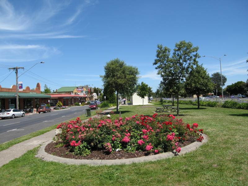 Yarragon - Commercial centre and shops, Princes Highway service road: View west through gardens along service road towards Campbell St