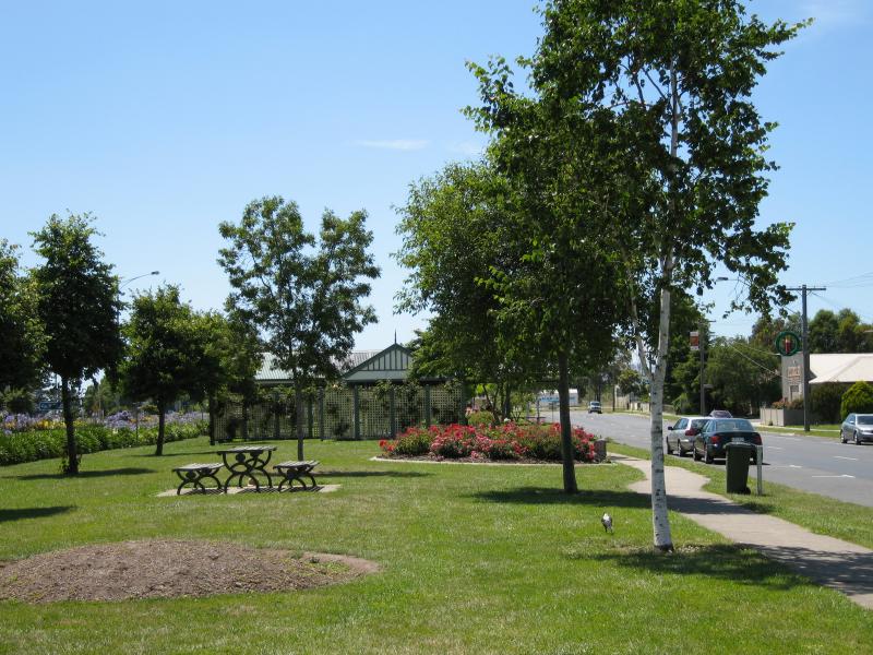 Yarragon - Commercial centre and shops, Princes Highway service road: View east through gardens along service road at Campbell St