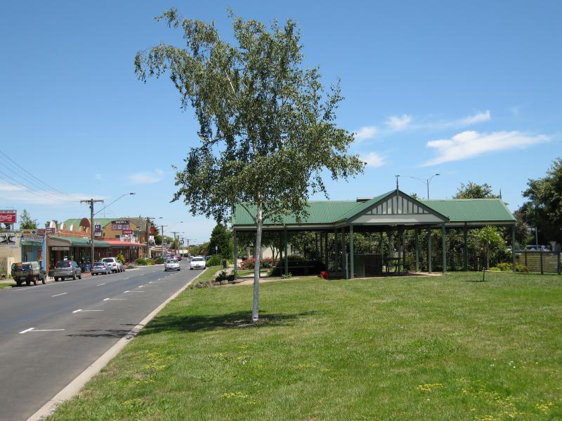 Yarragon - Commercial centre and shops, Princes Highway service road - View west through gardens towards BBQ shelter and Campbell St