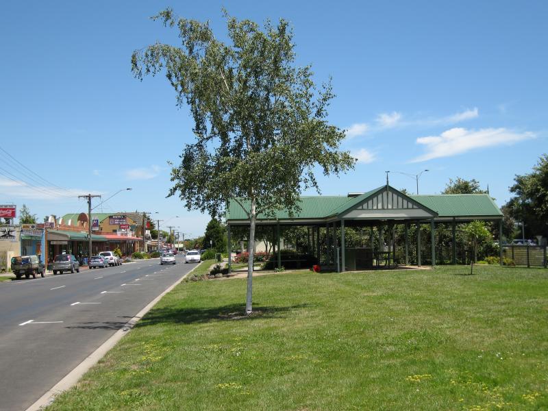 Yarragon - Commercial centre and shops, Princes Highway service road: View west through gardens towards BBQ shelter and Campbell St