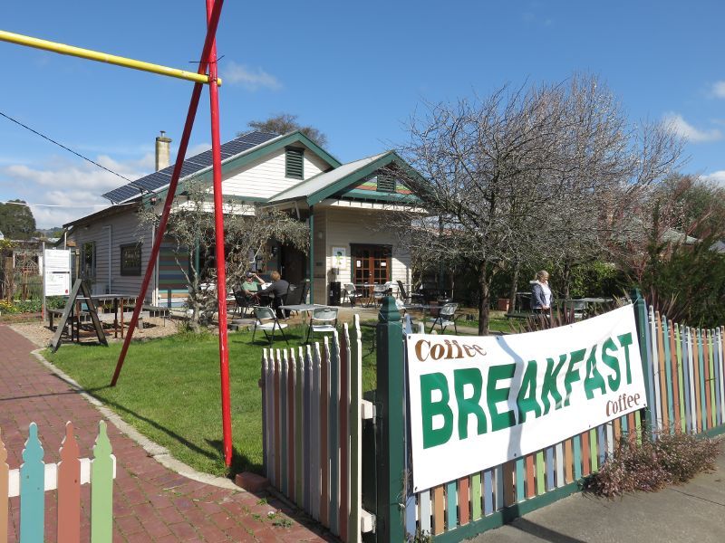 Yarragon - Commercial centre and shops, Princes Highway service road: Fozigobble Cafe, east of Murray St